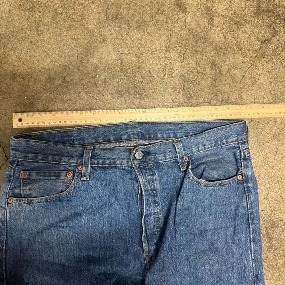 Levi's 501 Original Fit Button Fly Jeans Men's Size 36x30 Medium Wash Denim
